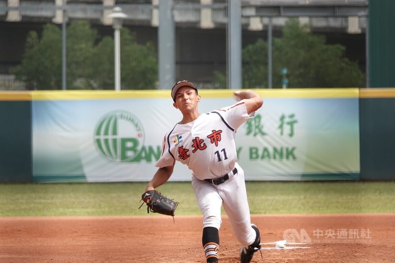 陽信銀行盃全國青少棒賽5日台北市敗部再與桃園市碰頭,成功復仇,北市「洋將」艾太郎投打有表現,先發最速135公里、也有長打表現,率隊以9比6搶勝。中央社記者謝靜雯攝 114年5月5日