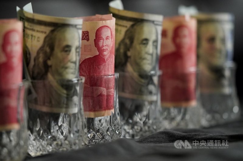 新台幣猛烈升值,連續兩個交易日盤中飆升逾1元,引發熱議。中央銀行總裁楊金龍決定親上火線,5日下午將主持記者會,對外說明匯率事宜。圖為新台幣與美元紙鈔。中央社記者徐肇昌攝 114年5月5日
