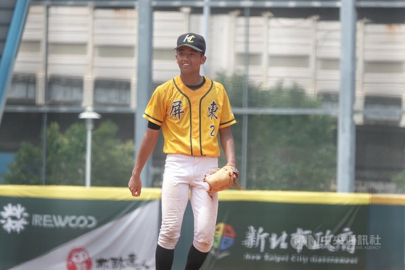 陽信銀行盃全國青少棒賽屏東縣5日敗部與南投縣交手,屏東縣詹玄自請扛先發投手重責,5.1局無失分、展現企圖心,率隊以5比1搶勝,保住生機。中央社記者謝靜雯攝 114年5月5日