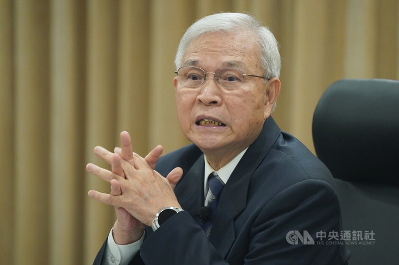 新台幣匯率急升,廠商哀鴻遍野,也正是台美關稅首輪實體磋商完成之際,引發揣測。中央銀行總裁楊金龍(圖)5日下午親自主持記者會,對外說明匯率事宜。中央社記者徐肇昌攝 114年5月5日