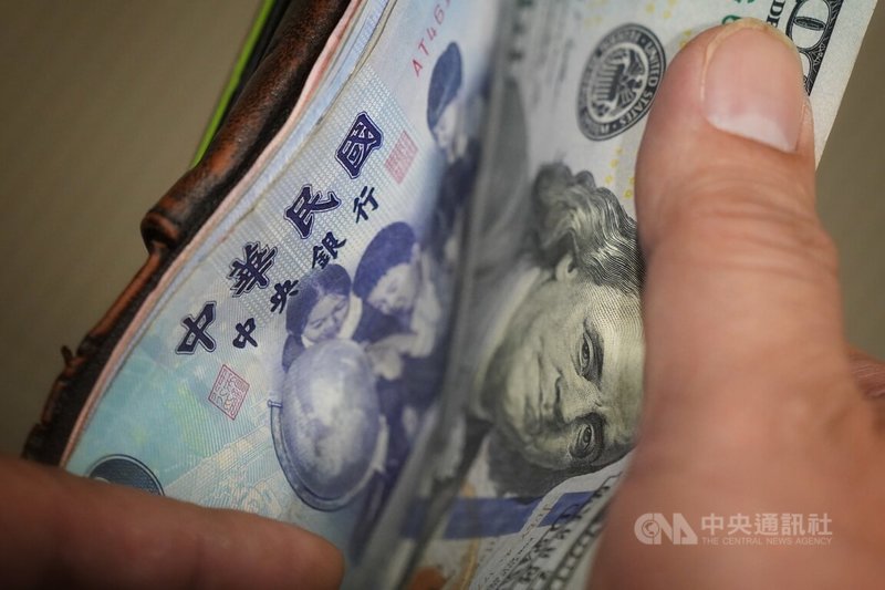 新台幣連續2個交易日暴力升值,台北外匯市場新台幣兌美元5日收盤收30.145元,飆升9.19角,成交金額33.87億美元。中央社記者徐肇昌攝 114年5月5日