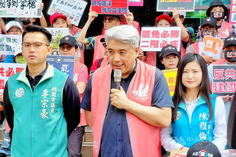罷免國民黨立委牛煦庭公民團體5日到桃園市選舉委員會送交第2階段連署書,領銜人陳曉煒(前排中)表示,國家之所以沉淪,不是因為壞人做了什麼,而是因為好人選擇沉默不語,「2階段的任務雖已完成,3階要繼續,台灣民主才會向前走」。中央社記者吳睿騏桃園攝 114年5月5日
