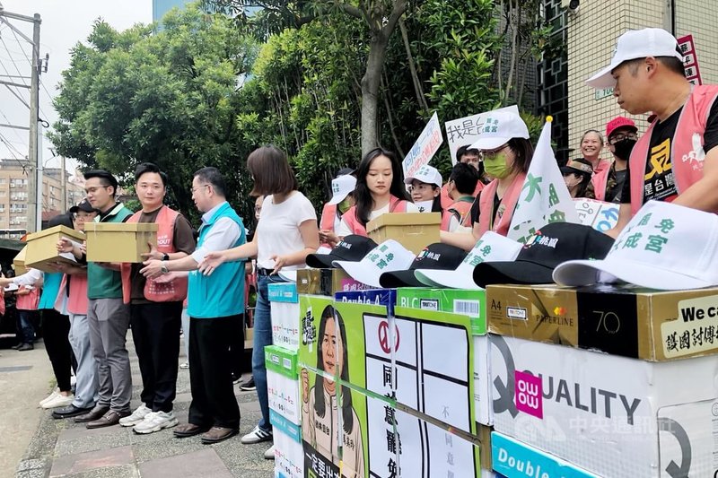罷免國民黨立委牛煦庭、萬美玲、邱若華公民團體5日到桃園市選舉委員會送交第2階段連署書,並表示,「當初所有人都覺得罷免是不可能的任務,但罷團克服萬難做到了」。中央社記者吳睿騏桃園攝 114年5月5日