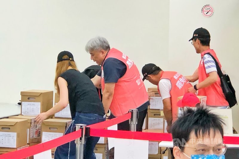 桃園市第1、第4、第6選區合組的桃園146罷免團隊,5日到桃園市選舉委員會送交第2階段連署書。中央社記者吳睿騏桃園攝 114年5月5日