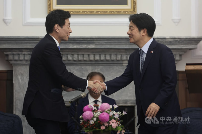 日本前經濟產業大臣、眾議員西村康稔(左)率團訪台,5日晉見總統賴清德(右),兩人握手致意。中央社記者吳家昇攝 114年5月5日