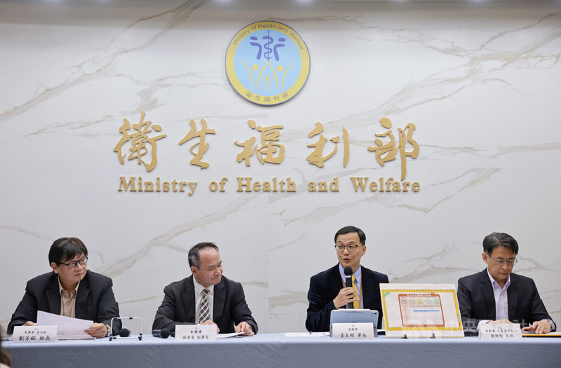 澳洲進口「冷凍豬腳」成首批輸台萊豬,衛生福利部食品藥物管理署5日在台北舉行記者會,署長姜至剛(右2)、副署長林金富(左2)、食藥署北區管理中心主任鄭維智(右)、食藥署食品組長劉芳銘(左)出席說明。中央社記者裴禛攝 114年5月5日