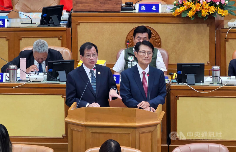 新北市議會5日進行業務質詢,消防局長陳崇岳(前左)表示,擬落腳鶯歌的防災體驗館用地雖有居民提起訴訟,但不會影響計畫推動。中央社記者王鴻國攝 114年5月5日