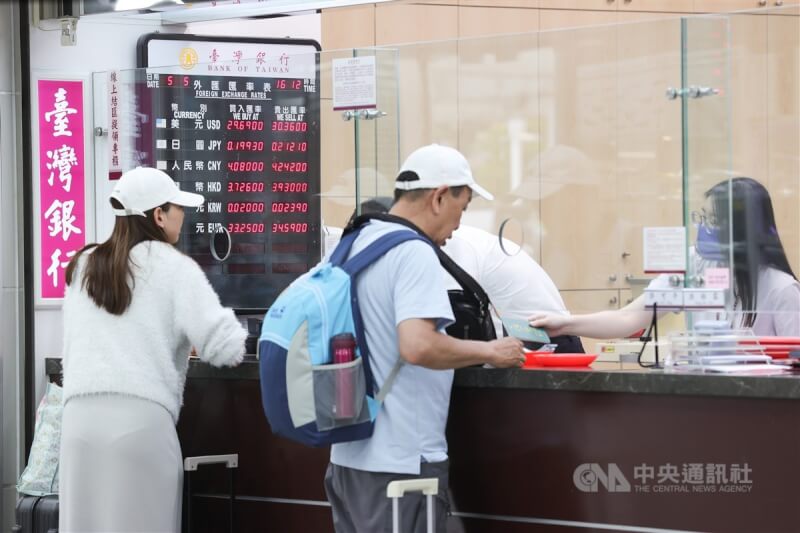圖為台北松山機場民眾臨櫃辦理匯兌。中央社記者謝佳璋攝 114年5月5日