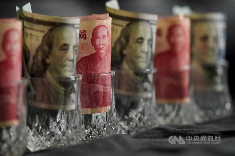 圖為新台幣與美元紙鈔。中央社記者徐肇昌攝 114年5月5日