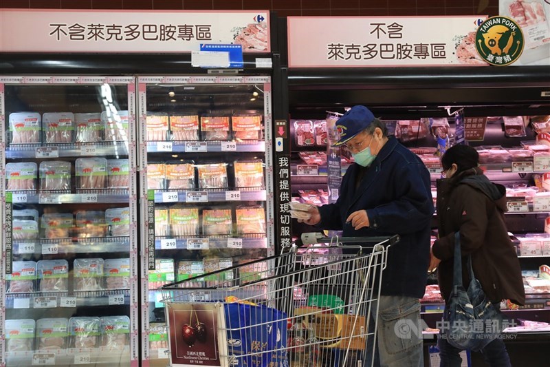 圖為超市豬肉專區。(中央社檔案照片)
