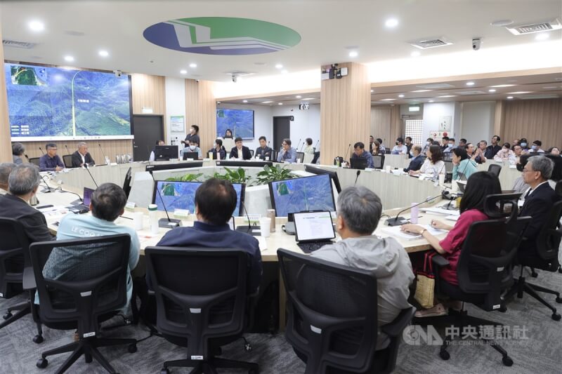 環境部5日舉辦「高鐵延伸宜蘭計畫環境影響評估報告書初稿」專案小組初審會議,進行討論。中央社記者謝佳璋攝 114年5月5日