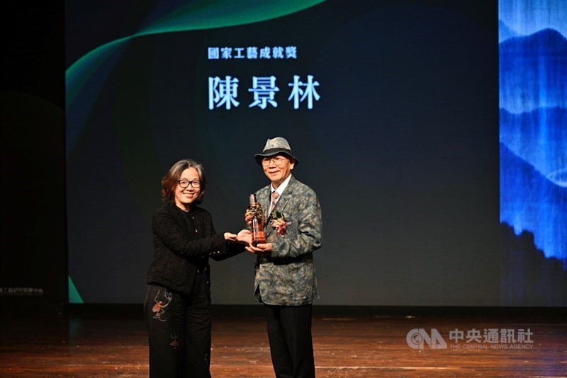 國立台灣工藝研究發展中心辦理「國家工藝成就獎」邁入第19屆,今年報名收件日期5月21日至6月9日。圖為去年得主染織藝師陳景林(右)頒獎典禮。(中央社檔案照片)