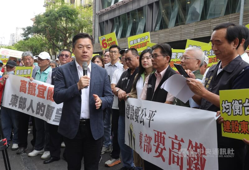 民進黨宜蘭縣黨部5日在環境部後棟門口舉行「建設要公平,宜蘭要高鐵」宜蘭人為高鐵延伸東部讚聲記者會,民進黨立委陳俊宇(前左)到場發言,關注東部交通建設與區域發展。中央社記者謝佳璋攝 114年5月5日
