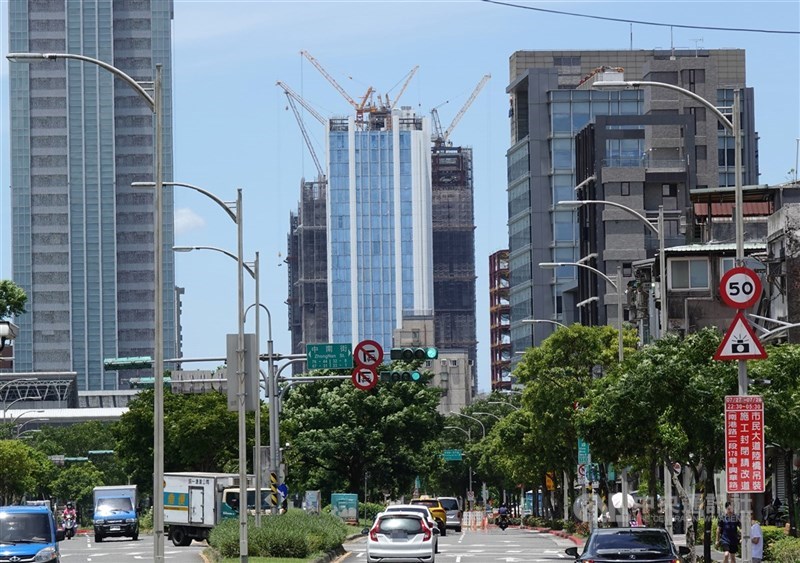 圖為台北市南港區建築工地。(中央社檔案照片)