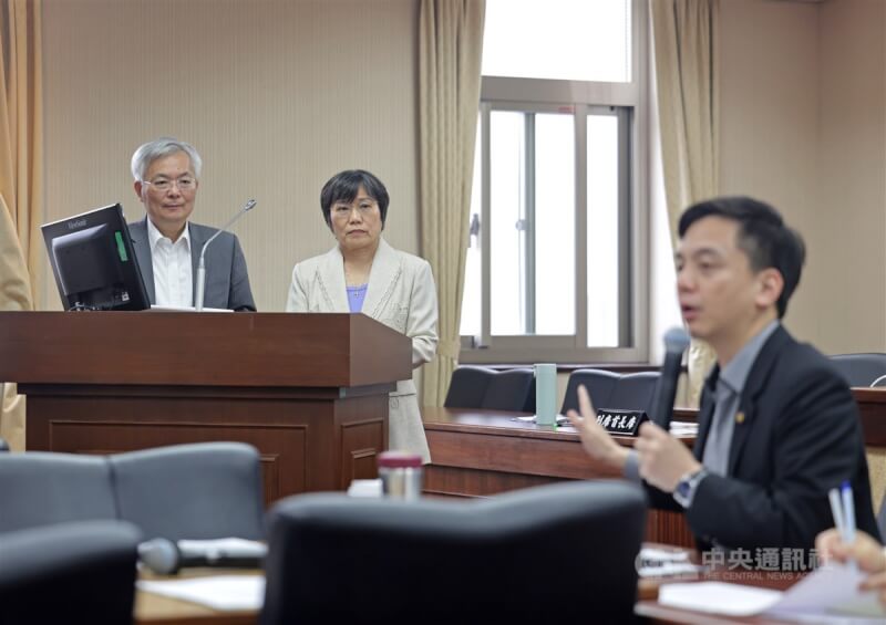 立法院內政委員會5日繼續審查社會秩序維護法部分條文修正草案,邀內政部長劉世芳(中)、警政署長張榮興(左)列席報告。中央社記者裴禛攝 114年5月5日