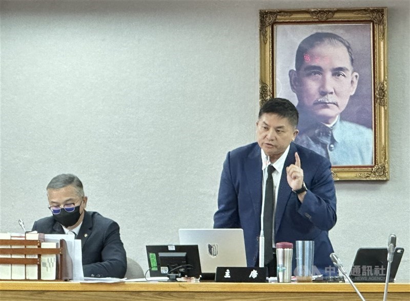 圖為國民黨立委吳宗憲(右)。(中央社檔案照片)