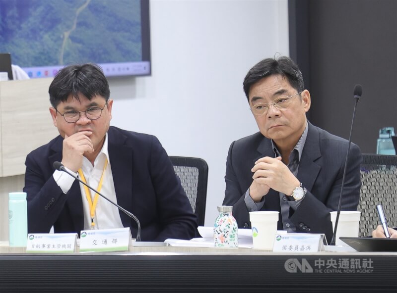 環境部5日舉辦「高鐵延伸宜蘭計畫環境影響評估報告書初稿」專案小組初審會議,交通部次長伍勝園(右)、鐵道局長楊正君(左)與會說明。中央社記者謝佳璋攝 114年5月5日