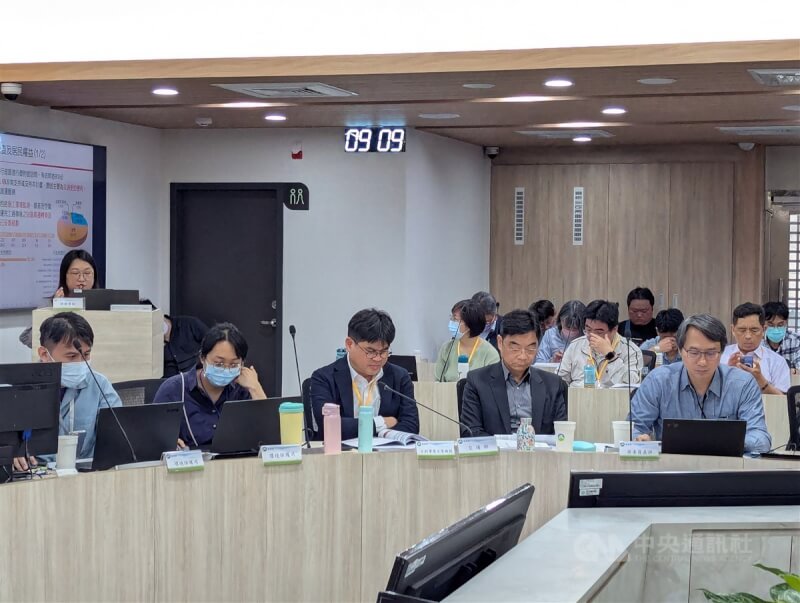 環境部5日舉辦「高鐵延伸宜蘭計畫環境影響評估報告書初稿」專案小組初審會議。交通部次長伍勝園(前排右2)、交通部鐵道局長楊正君(前排右3)與會,說明本案有助解決東部交通一票難求。中央社記者張雄風攝 114年5月5日