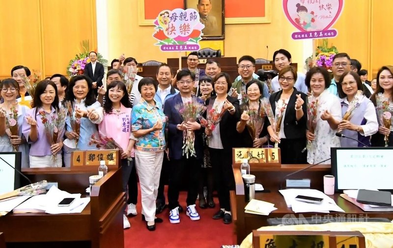 彰化縣議會第20屆第5次定期會開議,5日議程安排開幕典禮及議案報告等,縣長王惠美(前右6)與議長謝典林(前左6)也送康乃馨給議員、局處長,推廣在地花卉及提早慶祝母親節。中央社記者吳哲豪彰化攝 114年5月5日