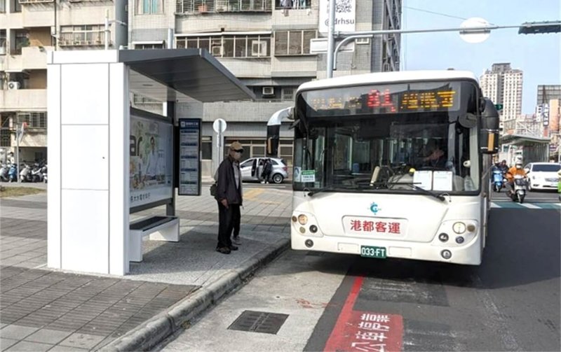 高雄市交通局表示,民國114年將持續向中央爭取預算補助,預計年底前再完成45座候車亭。(高雄市交通局提供)中央社記者蔡孟妤傳真 114年5月5日