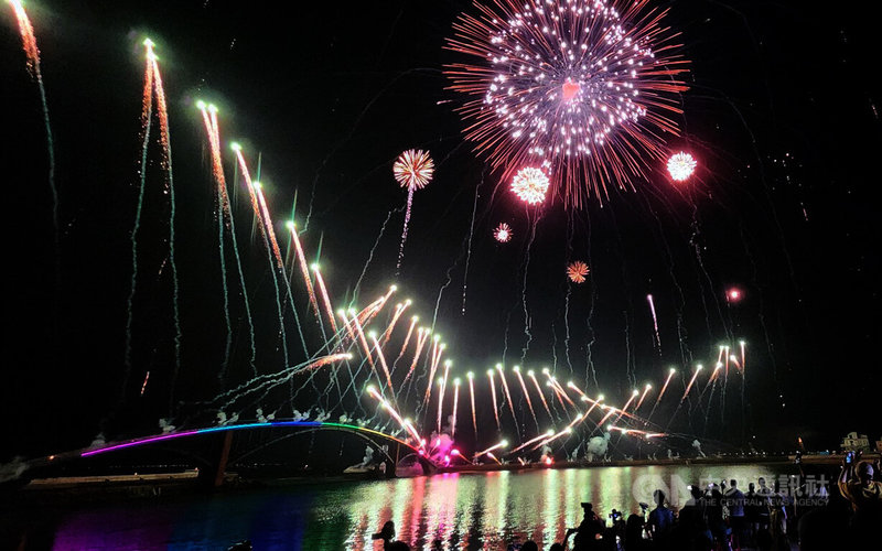 2025澎湖國際海上花火節5日晚間迎來開幕場,絢麗的花火點亮夜空,民眾紛紛拿起手機、相機拍下美麗瞬間。中央社 114年5月5日