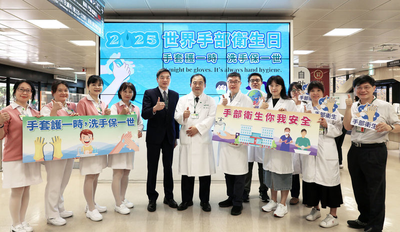 國泰醫院院長簡志誠(左6)5日率領主管們共同響應世界手部衛生日宣導活動,呼籲戴手套不能取代肥皂洗手,使用手套前後都要洗手。(國泰醫院提供)中央社記者陳婕翎傳真 114年5月5日