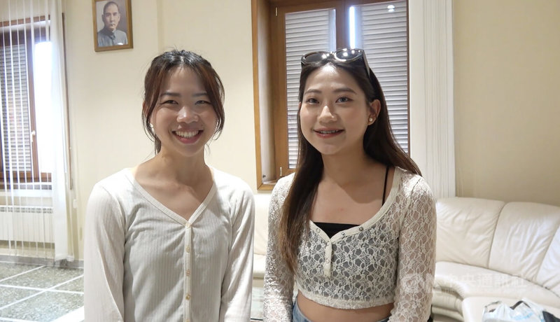 在比利時當交換學生的張佳樂(右)、呂宛霖(左)向中央社表示,她們特別參觀駐教廷使館並拍照,緩解思鄉的心情。中央社記者黃雅詩梵蒂岡攝 114年5月5日