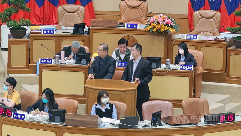 新北市議會5日進行業務質詢,針對北海岸及淡海新市鎮常有深夜噪音車炸街擾民問題,新北市警察局長廖訓誠(中左立者)表示,將與環保局召開專案會議研商防制。中央社記者王鴻國攝 114年5月5日