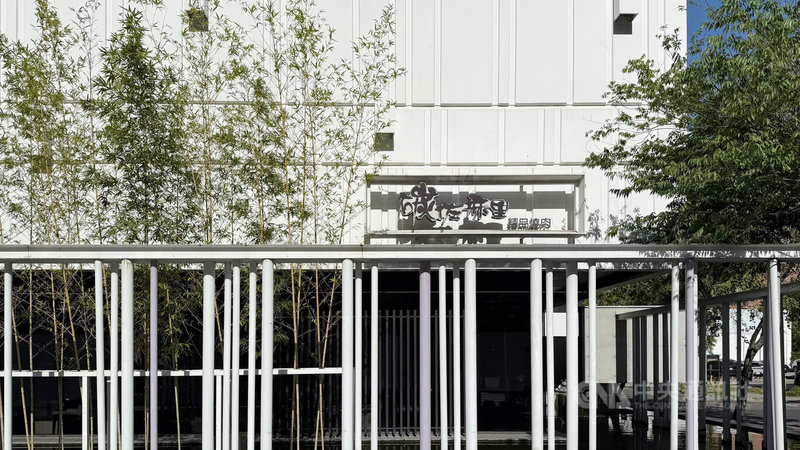 燒肉店「碳佐麻里」高雄高美店不堪租金上漲,6月22日將是最後營業日。中央社記者蔡孟妤攝 114年5月5日