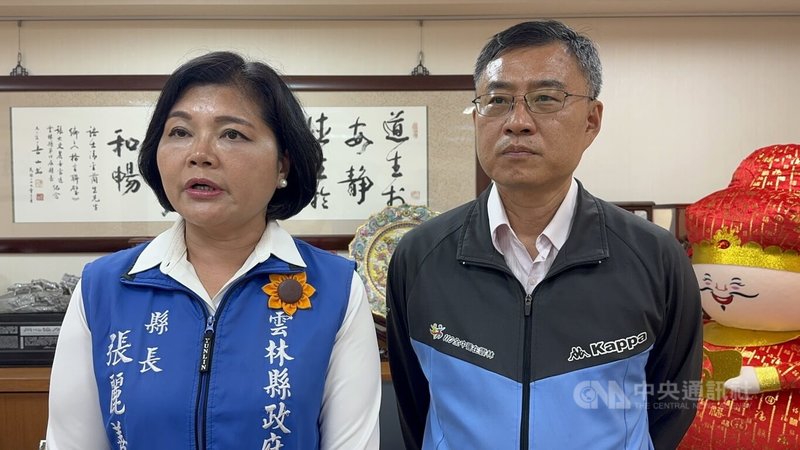 澳洲進口「冷凍豬腳」成首批輸台萊豬,雲林縣長張麗善(左)5日重申反對萊豬進口,呼籲中央政府應秉持資訊透明原則,落實萊豬進口源頭把關與清楚標示制度,保障消費者知情權與選擇權。中央社記者姜宜菁攝 114年5月5日