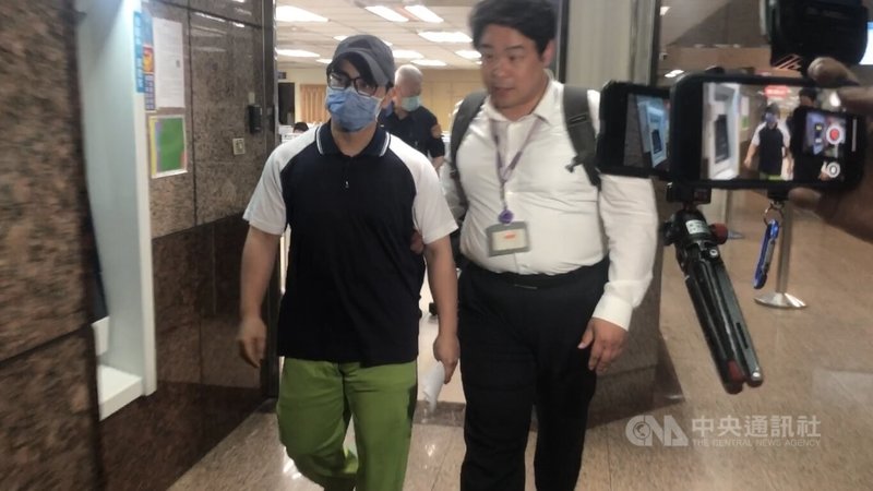 歌手邱軍(前左)涉酒後開車未減速,撞死李姓排班計程車司機後逃逸,5日遭檢方起訴,由於邱軍仍在羈押中,基隆地方法院召開移審羈押庭後,裁定以新台幣20萬元交保。邱軍下午步出法院,面對媒體詢問不發一語。中央社記者王朝鈺攝 114年5月5日