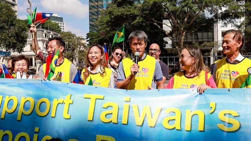 巴西聖保羅僑界支持台灣參與WHA健走活動當地時間4日於聖保羅市知名地標聖保羅大道(Avenida Paulista)舉行,駐聖保羅經濟文化辦事處處長朱怡靜(左3)代表台灣政府向熱情參與的僑領與鄉親表達誠摯感謝。(駐聖保羅辦事處提供)中央社記者唐雅陵聖保羅傳真 114年5月5日