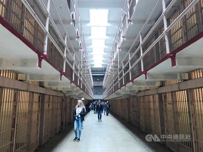 為了讓遊客了解罪犯的監獄生活和匪夷所思的逃獄故事,博物館提供包括中文共11種語言導覽,配合囚犯和監獄長的旁白和說明,45分鐘的語音導覽令遊客有身歷其境的體驗。(中央社檔案照片)