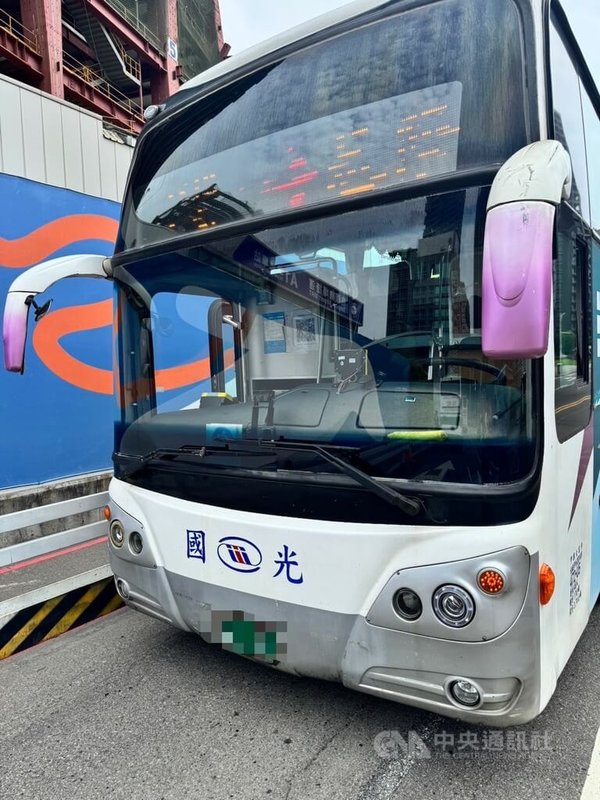台北市中正區5日發生2輛公車擦撞事故,國光客運58歲陳姓駕駛要從公園路右轉至忠孝西路口時,疑未停讓直行的三重客運而釀禍,所幸無人受傷。(翻攝照片)中央社記者黃麗芸傳真 114年5月5日