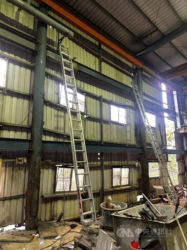 新北市林口區某工廠5日下午發生工安意外,王姓男子進行焊接水管工程時,不慎從5公尺高的梯子上摔落,送醫急救後仍宣告不治。(翻攝照片)中央社記者王鴻國傳真 114年5月5日