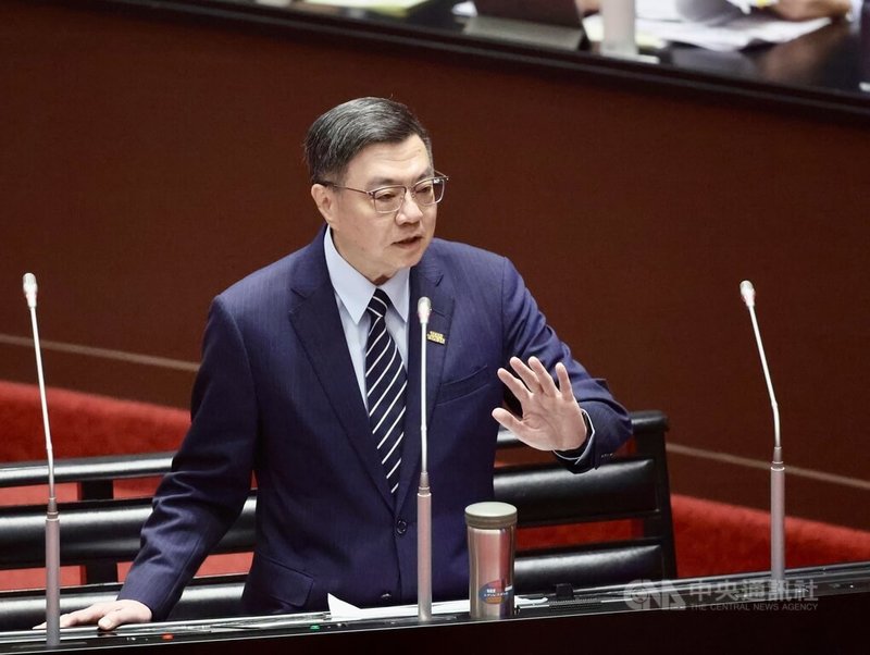 立法院會6日進行施政總質詢,立委關注總統賴清德5日稱這次台美關稅談判未觸及匯率議題,並詢問未來匯率是否會成為或納入台美談判範圍。行政院長卓榮泰(圖)答詢表示,未來在什麼時候會談到什麼事情,他不敢斷言,目前針對匯率變化都高度關注。中央社記者王飛華攝 114年5月6日