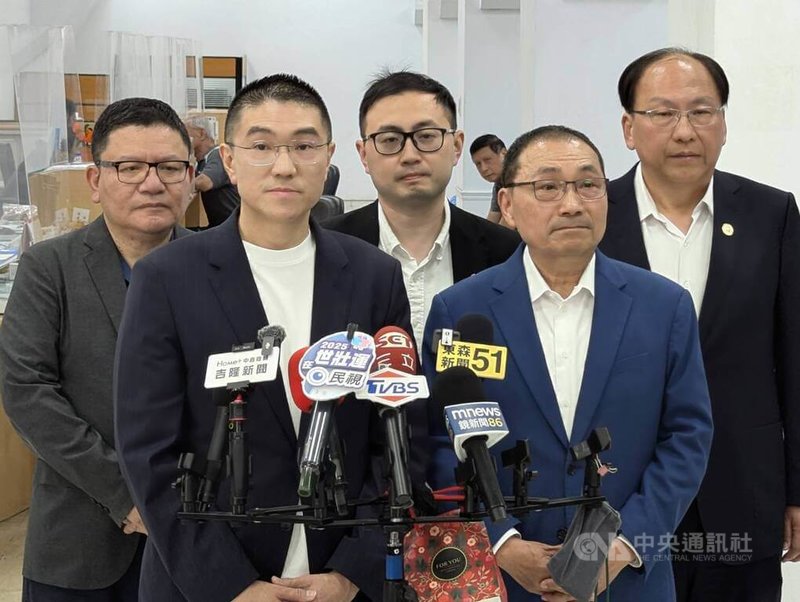 新北市長侯友宜(前右)6日前往基隆市政府,針對推動基隆捷運建設事宜,與基隆市長謝國樑(前左)閉門商談後接受媒體聯訪。中央社記者王朝鈺攝 114年5月6日