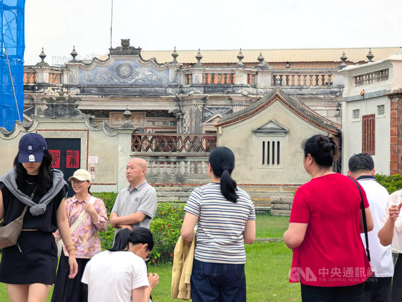 中國五一長假5天期間,金門縣觀光處統計,搭乘小三通到金門共有1萬2380人,相比2024年約6302人成長近1倍。圖為金門水頭聚落景點得月樓整修中,仍吸引許多陸客到訪拍照。中央社記者吳玟嶸攝 114年5月6日