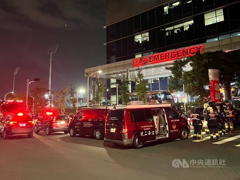 新北市新莊區輔仁大學附設醫院6日晚間發生火警，消防局出動人車前往搶救，所幸僅有白煙及燒焦味，並無火勢。（翻攝照片）中央社記者王鴻國傳真  114年5月6日
