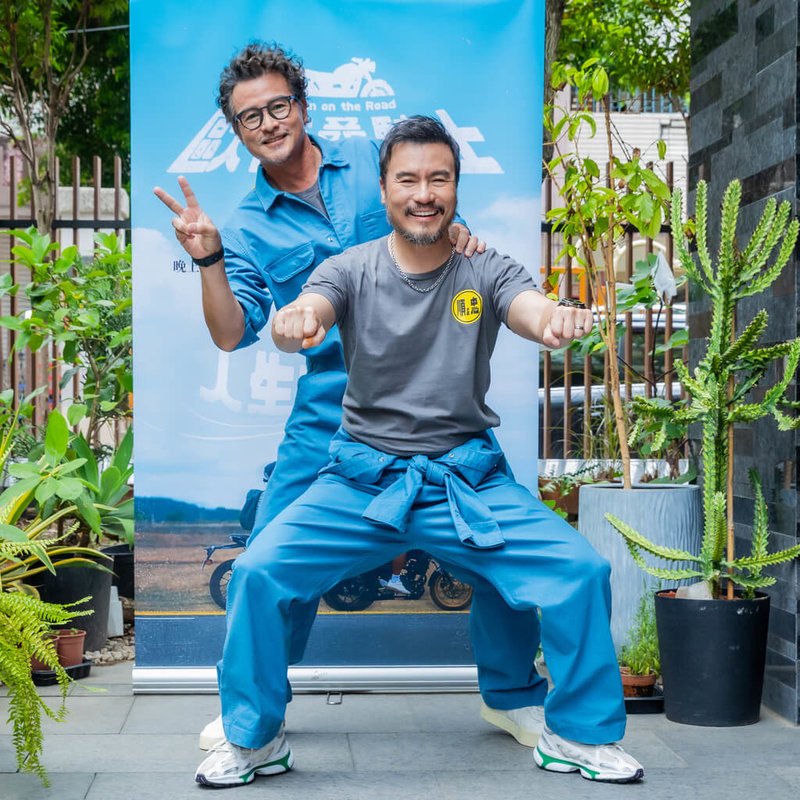 演員李銘順(後)、李銘忠(前)一起主持實境節目「歐吉桑騎士-阿順阿忠的中年危機」,展現兄弟情誼,6日出席媒體茶敘分享拍攝趣事。(公視提供)中央社記者洪素津傳真 114年5月6日