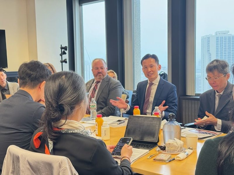 出席2025「選擇美國投資高峰會」的台灣科技業者到訪駐波士頓辦事處,處長廖朝宏(後排中)說明當地科研環境。(駐波士頓辦事處提供)中央社記者廖漢原紐約傳真 114年5月6日
