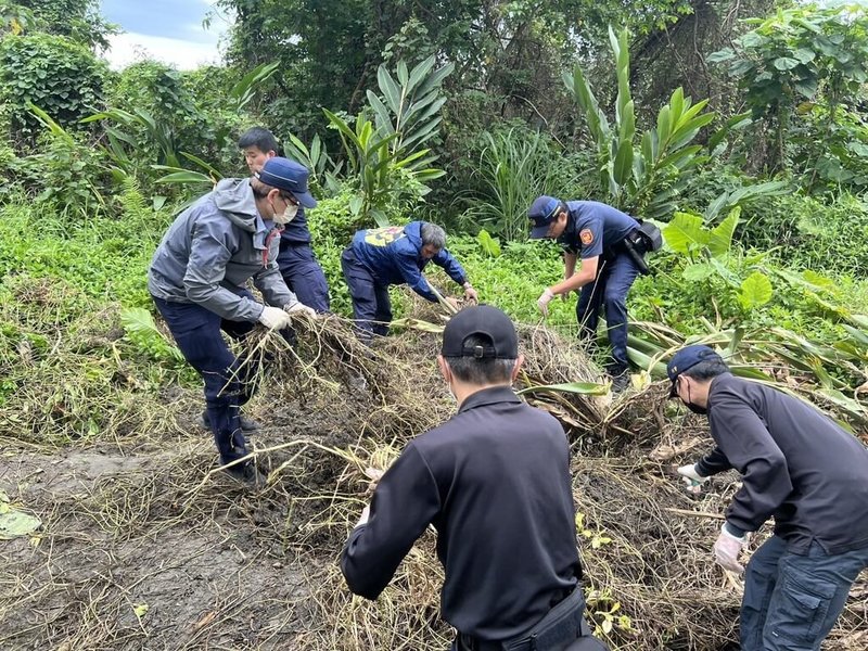 花蓮秀林鄉有民眾在農地工作時,發現疑似人類骨骸,警方獲報後組成專案小組多次到場勘察,陸續發現骨骸,鑑定為男性頭骨、左肱骨、右脛骨及衣物等,警方盼釐清身分,呼籲民眾提供線索。(花蓮縣警察局提供)中央社記者李先鳳傳真 114年5月6日