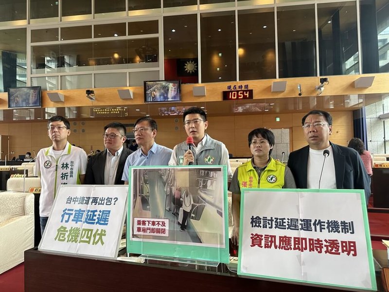 民進黨台中市議員黃守達(左4)6日在市議會質詢說,台中捷運2日發生機電故障導致列車延遲,許多旅客在月台苦等,甚至車門開門時間過短,有乘客在高鐵台中站下車時遭車門夾到。(讀者提供)中央社記者趙麗妍傳真 114年5月6日