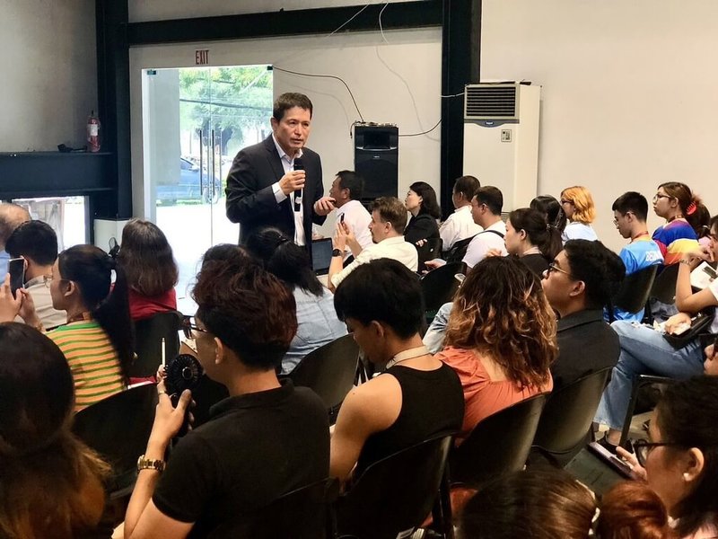 駐菲副代表李廷盛(站者)在菲律賓大學發表演說,表示台菲共享自由與和平理念,應攜手建構一個安全的台灣海峽與南海。(駐菲代表處提供)中央社記者林行健馬尼拉傳真 114年5月6日