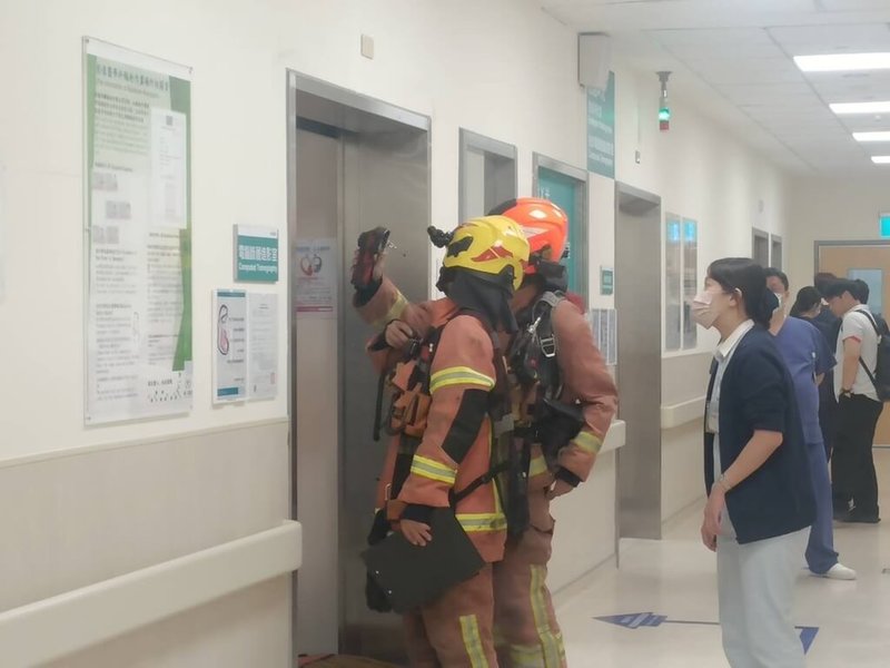 新北市新莊區輔仁大學附設醫院6日晚間發生火警,警消初步了解,疑似斷層掃描(CT)造影室的空調故障引起,現場無明火產生、無人員傷亡。(輔大醫院提供)中央社記者王鴻國傳真 114年5月6日
