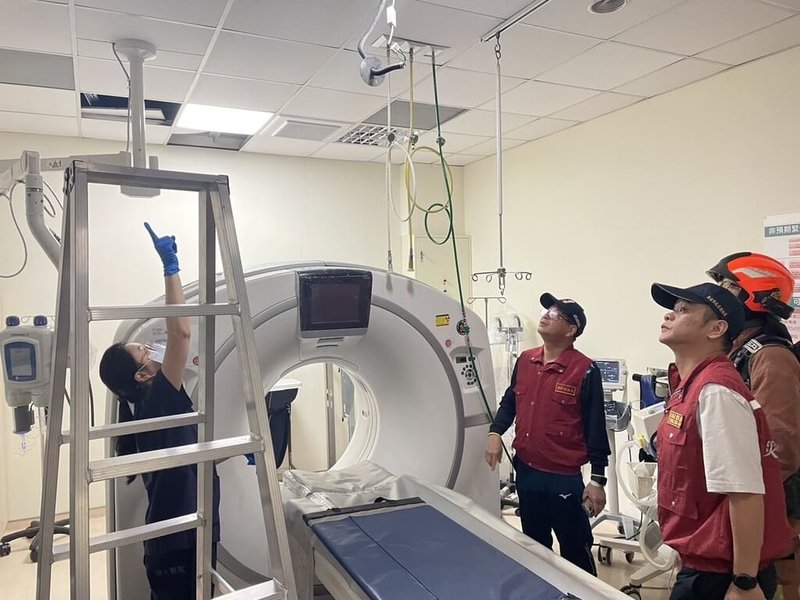 新北市新莊區輔仁大學附設醫院6日晚間發生火警,疑似斷層掃描(CT)造影室的空調故障引起,院方表示,造影室已依安全規範暫停使用,完成通風與降溫,火警原因待消防鑑識釐清。(輔大醫院提供)中央社記者王鴻國傳真 114年5月6日