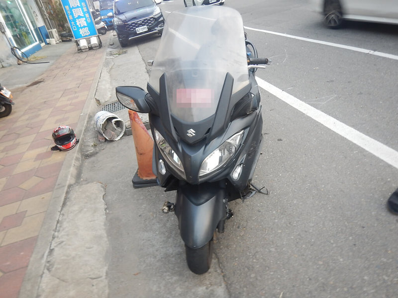 台中市政府警察局大雅分局6日傍晚獲報,指大雅區中清路發生碰撞車禍,警方初步調查,紅牌重機疑因未保持安全距離,與前方藍寶堅尼超跑發生碰撞,重機左前車身受損。(民眾提供)中央社記者趙麗妍傳真 114年5月6日