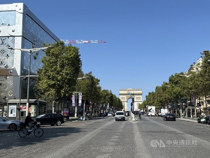巴黎市府表示,目前巴黎仍有15%道路維持歷史石磚或石板路,人行道也盡可能重新鋪設石頭路。凱旋門前的香榭大道至今仍維持石磚路。中央社記者曾婷瑄巴黎攝 114年5月6日