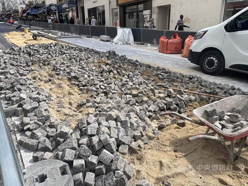 位於巴黎蒙馬特、距紅磨坊僅一步之遙的雷匹克路是旅客造訪聖心堂的主要道路之一。石磚路幾週前開始施工,路面被刨開露出下方沙土,「政府要以瀝青代替石磚」傳聞滿天飛。中央社記者曾婷瑄巴黎攝 114年5月6日