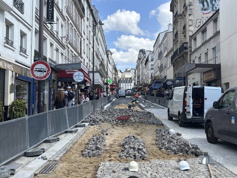 巴黎蒙馬特雷匹克路石磚路將以瀝青取代的謠言引發熱議,政府出面闢謠,指出石面道路在巴黎仍有重要地位,「從歷史與傳承角度而言,它是巴黎公共空間認同的一部分」,將盡可能延續千年風華。中央社記者曾婷瑄巴黎攝 114年5月6日